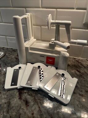 Paderno World Cuisine 3-Blade Vegetable Slicer / Spiralizer, Counter-Mounted